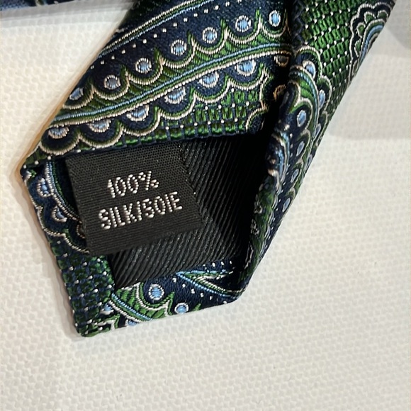 Alfred Sung Men's 100% Silk Green Paisley Tie - Picture 3 of 7